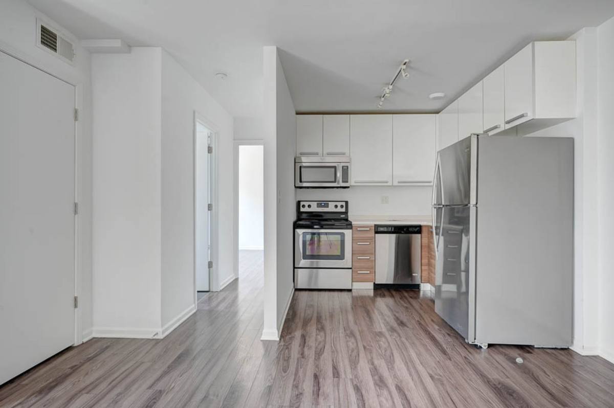 Apartment for rent at 925 W Carmen Ave, Chicago, IL 60640