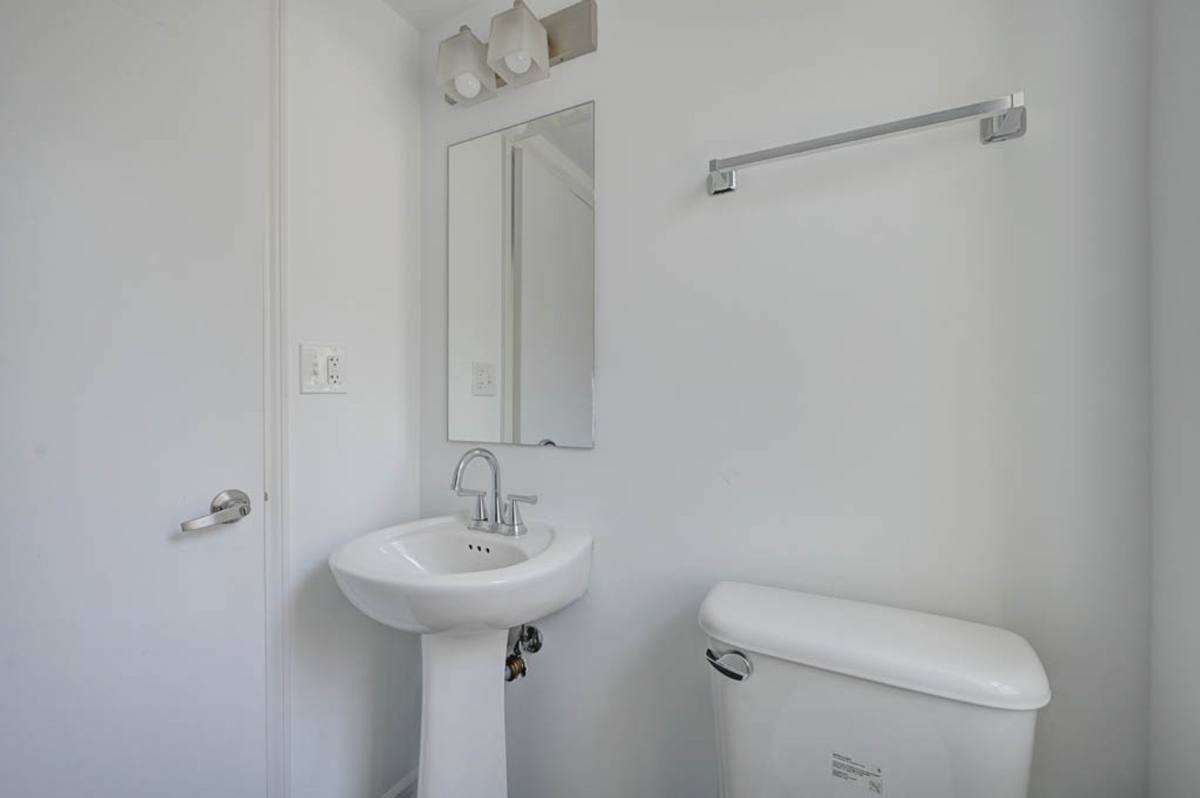 Apartment for rent at 925 W Carmen Ave, Chicago, IL 60640