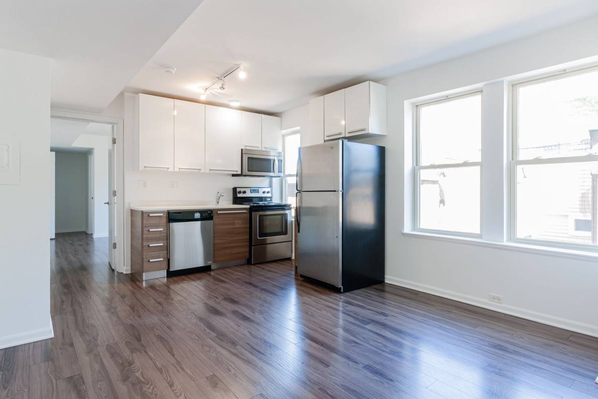 Apartment for rent at 925 W Carmen Ave, Chicago, IL 60640