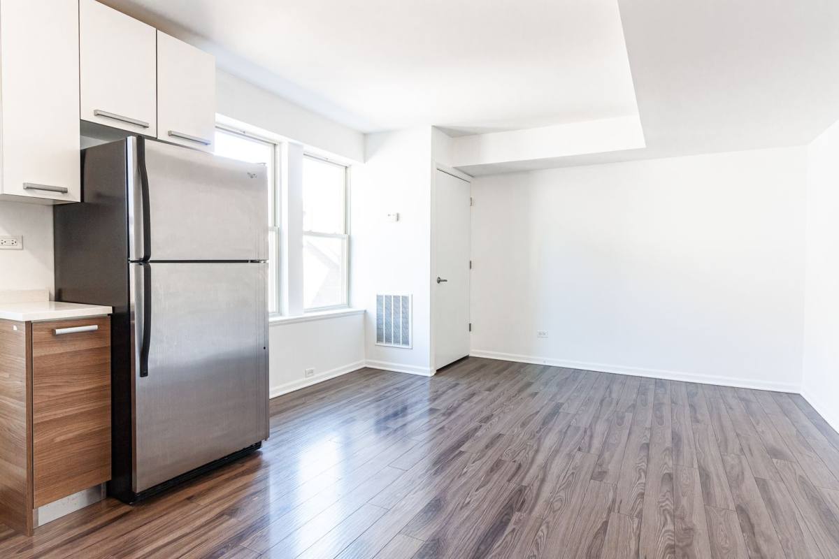 Apartment for rent at 925 W Carmen Ave, Chicago, IL 60640