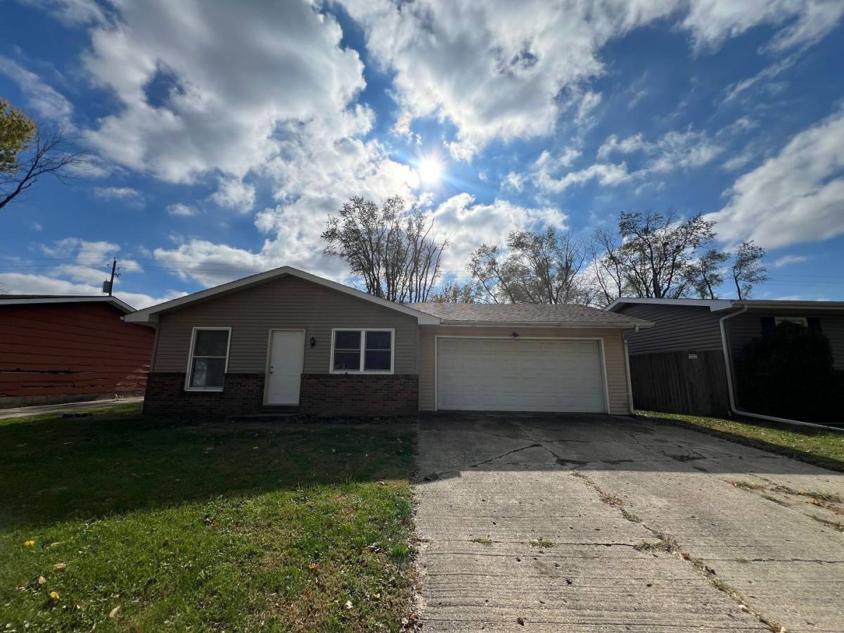 House for rent at 220 Hawkeye Way, Springfield, IL 62707