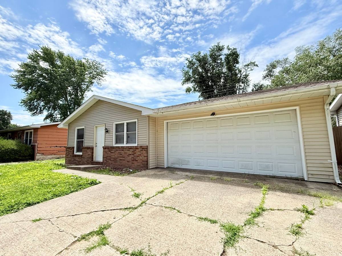 House for rent at 220 Hawkeye Way, Springfield, IL 62707