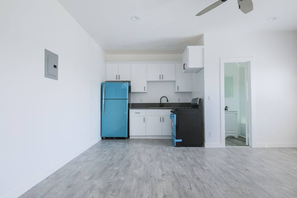 Apartment for rent at 207 N Oxford Ave, Los Angeles, CA 90004