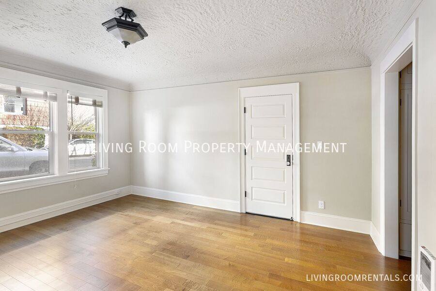 Apartment for rent at 2076 NW Johnson St #104, Portland, OR 97209