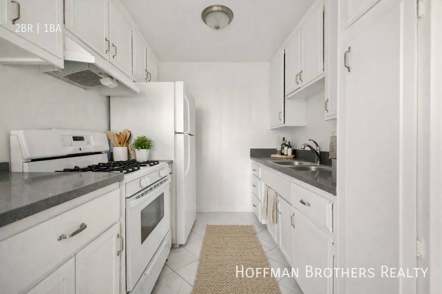 Apartment for rent at 401 S St Andrews Place #2, Los Angeles, CA 90020