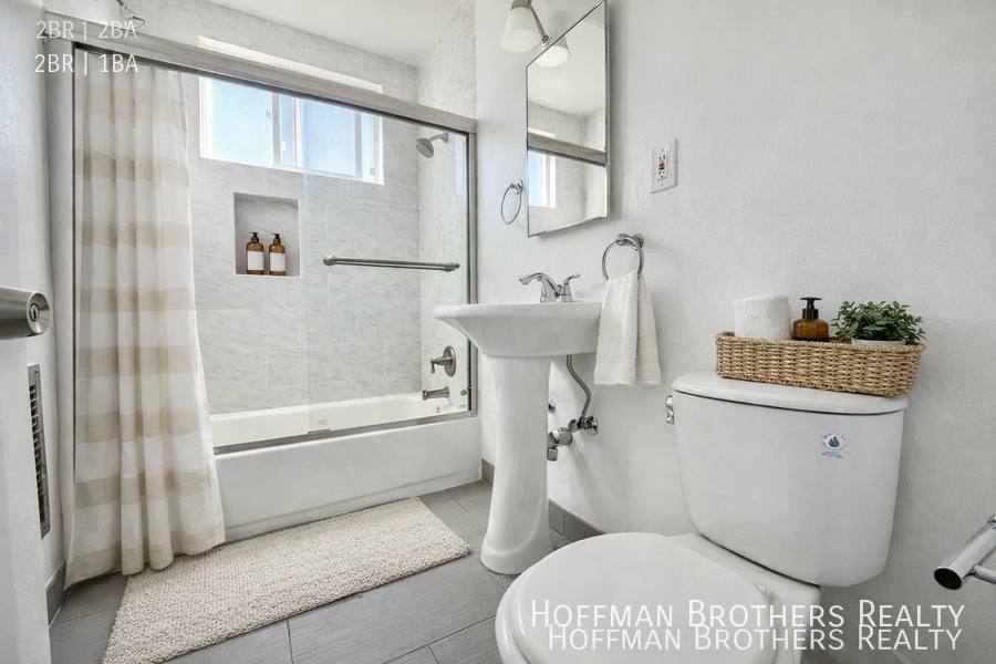 Apartment for rent at 401 S St Andrews Place #2, Los Angeles, CA 90020
