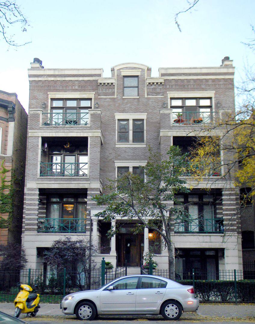 Apartment for rent at 4047-4049 N Sheridan Rd, Chicago, IL 60613