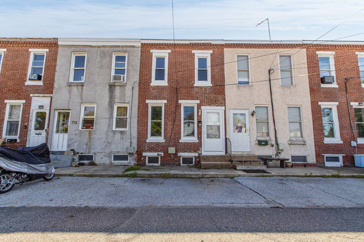 Townhouse for rent at 733 Center St, New Castle, DE 19720