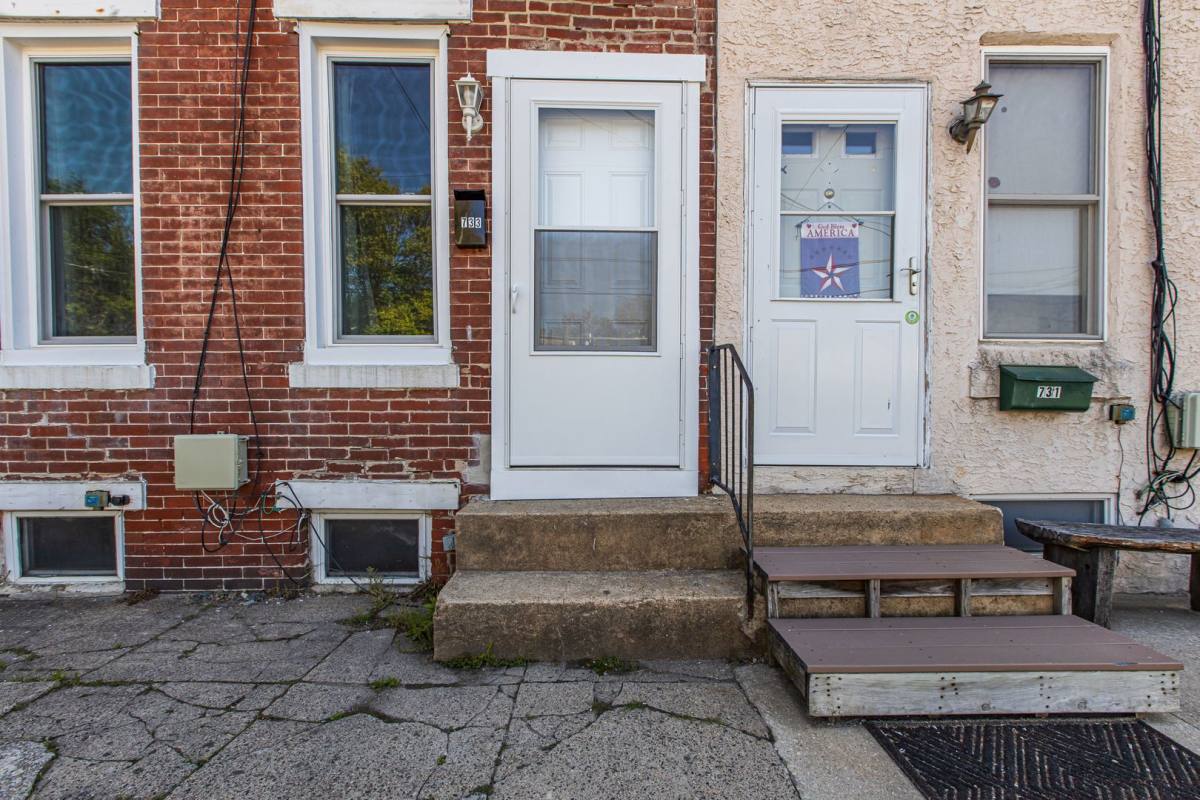 Townhouse for rent at 733 Center St, New Castle, DE 19720