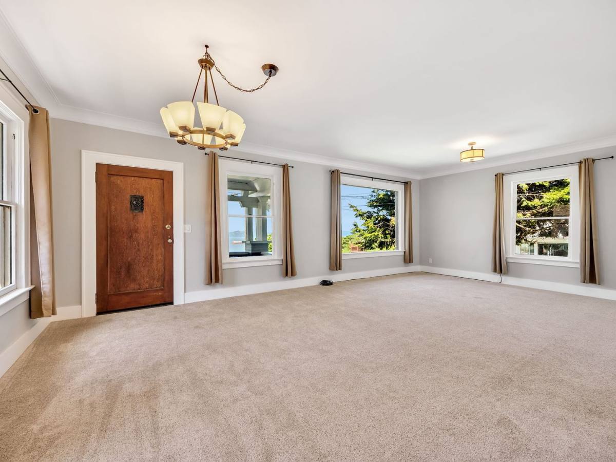 Apartment for rent at 1939 Irving Ave, Astoria, OR 97103