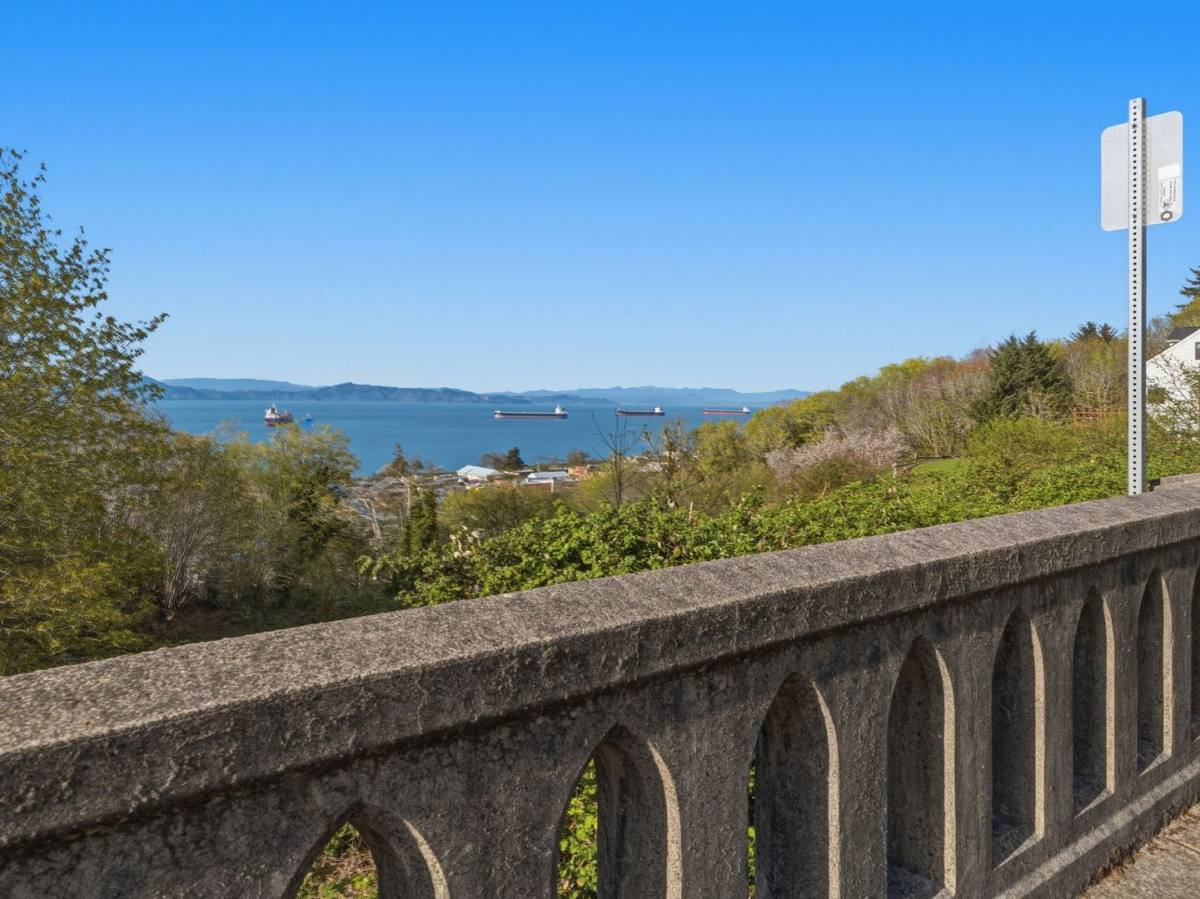 Apartment for rent at 1939 Irving Ave, Astoria, OR 97103