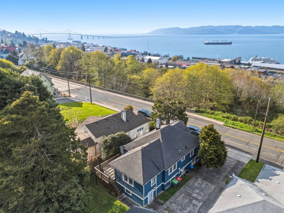 Apartment for rent at 1939 Irving Ave, Astoria, OR 97103