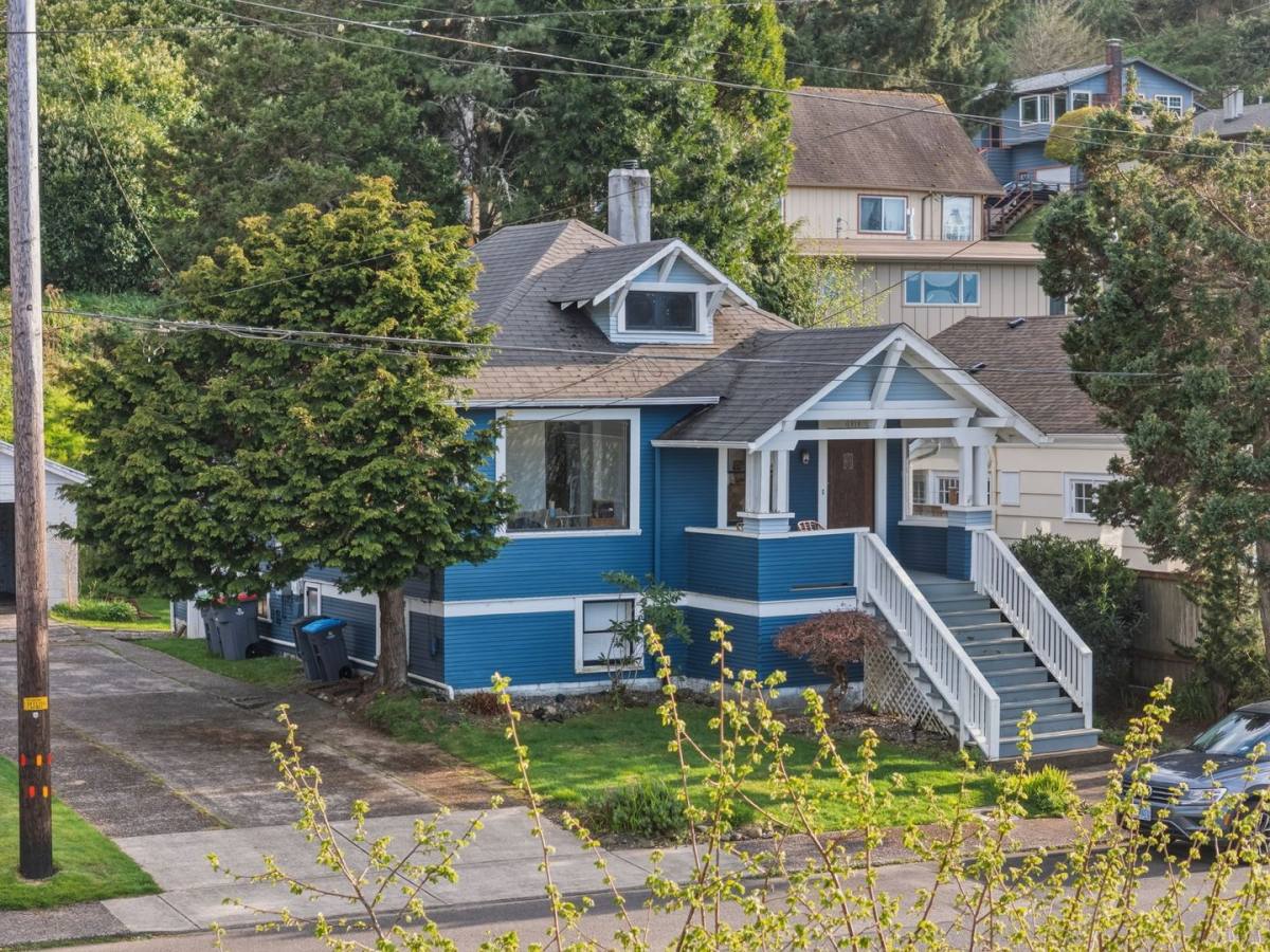 Apartment for rent at 1939 Irving Ave, Astoria, OR 97103