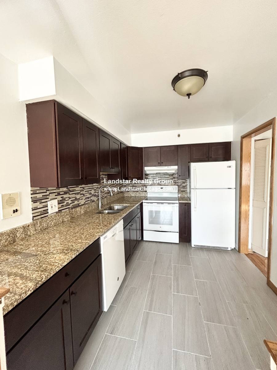 Apartment for rent at 1004 S River Rd, Des Plaines, IL 60016