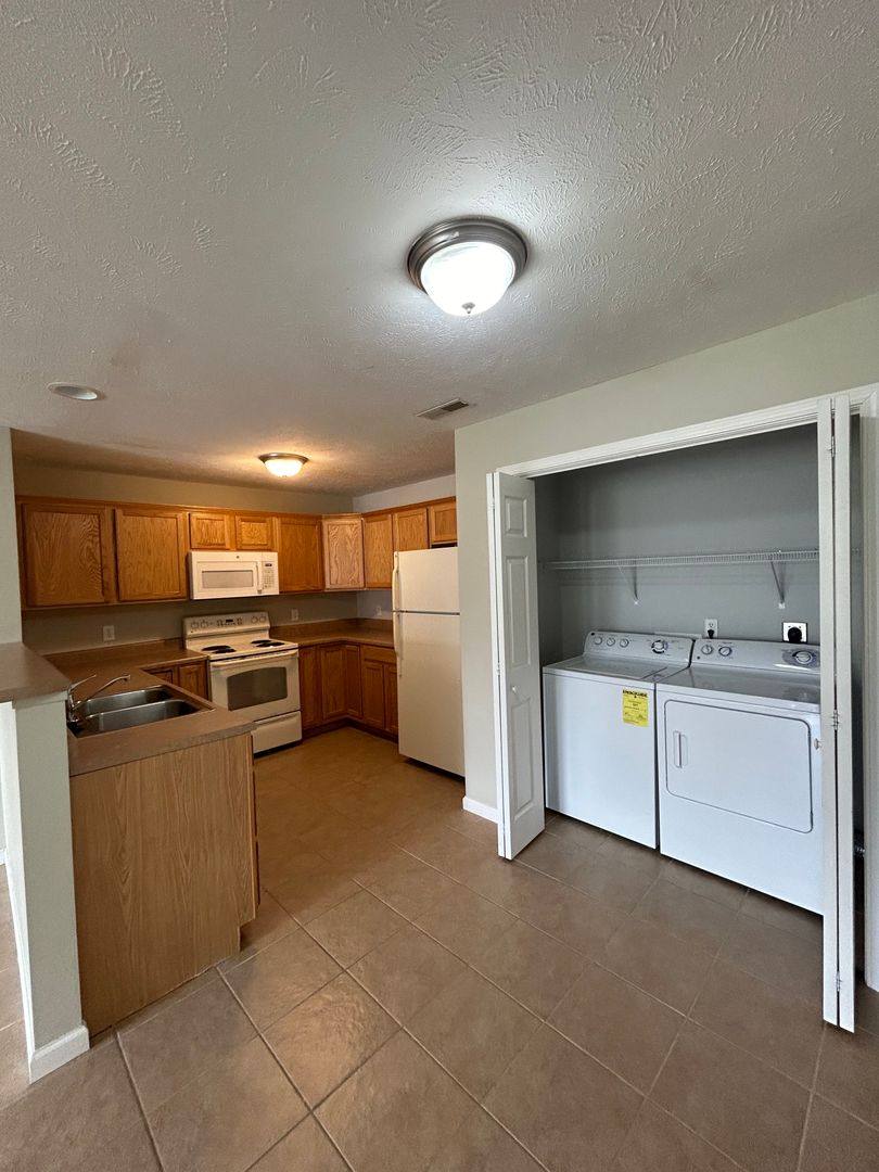Apartment for rent at 1102 Ravina Dr, Chatham, IL 62629