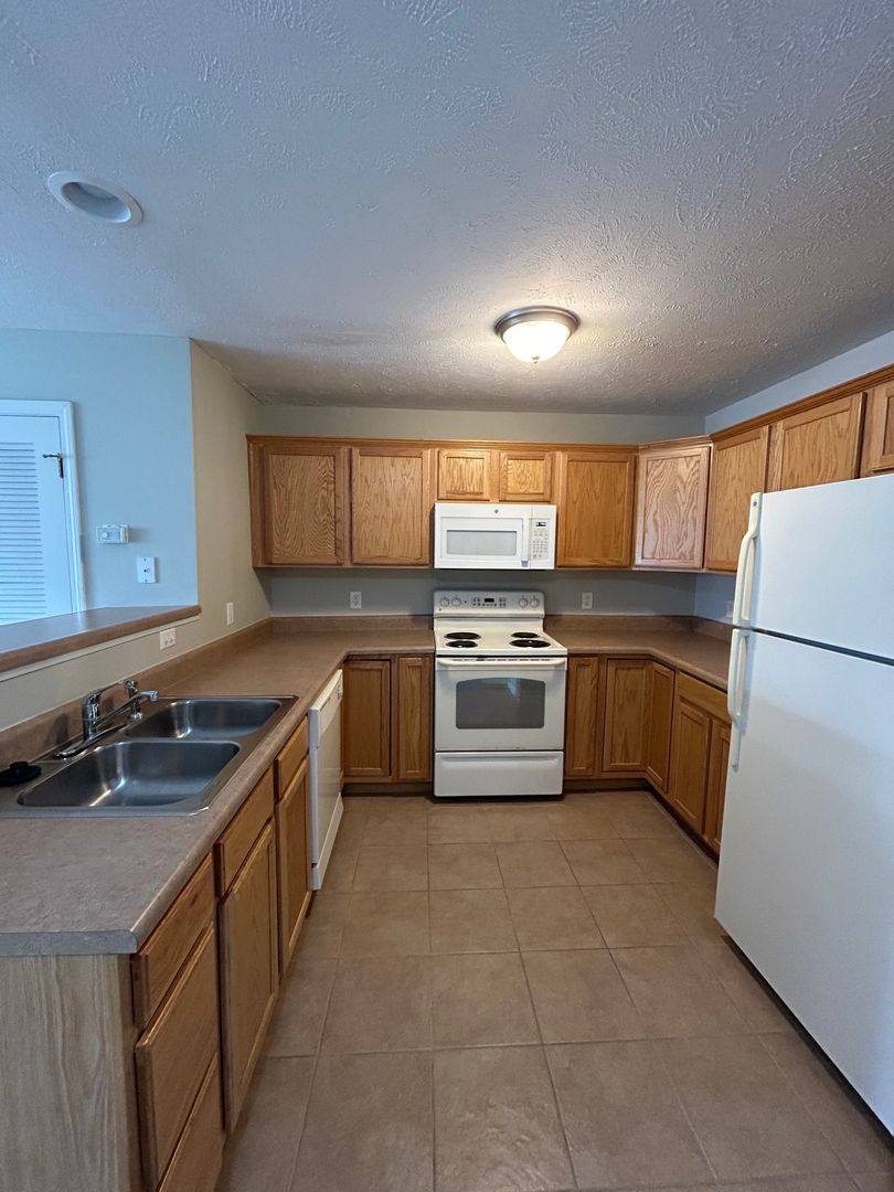 Apartment for rent at 1102 Ravina Dr, Chatham, IL 62629