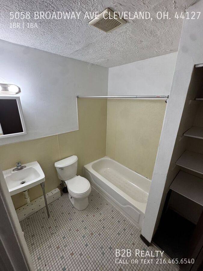 Apartment for rent at 5058 Broadway Ave #2, Cleveland, OH 44127