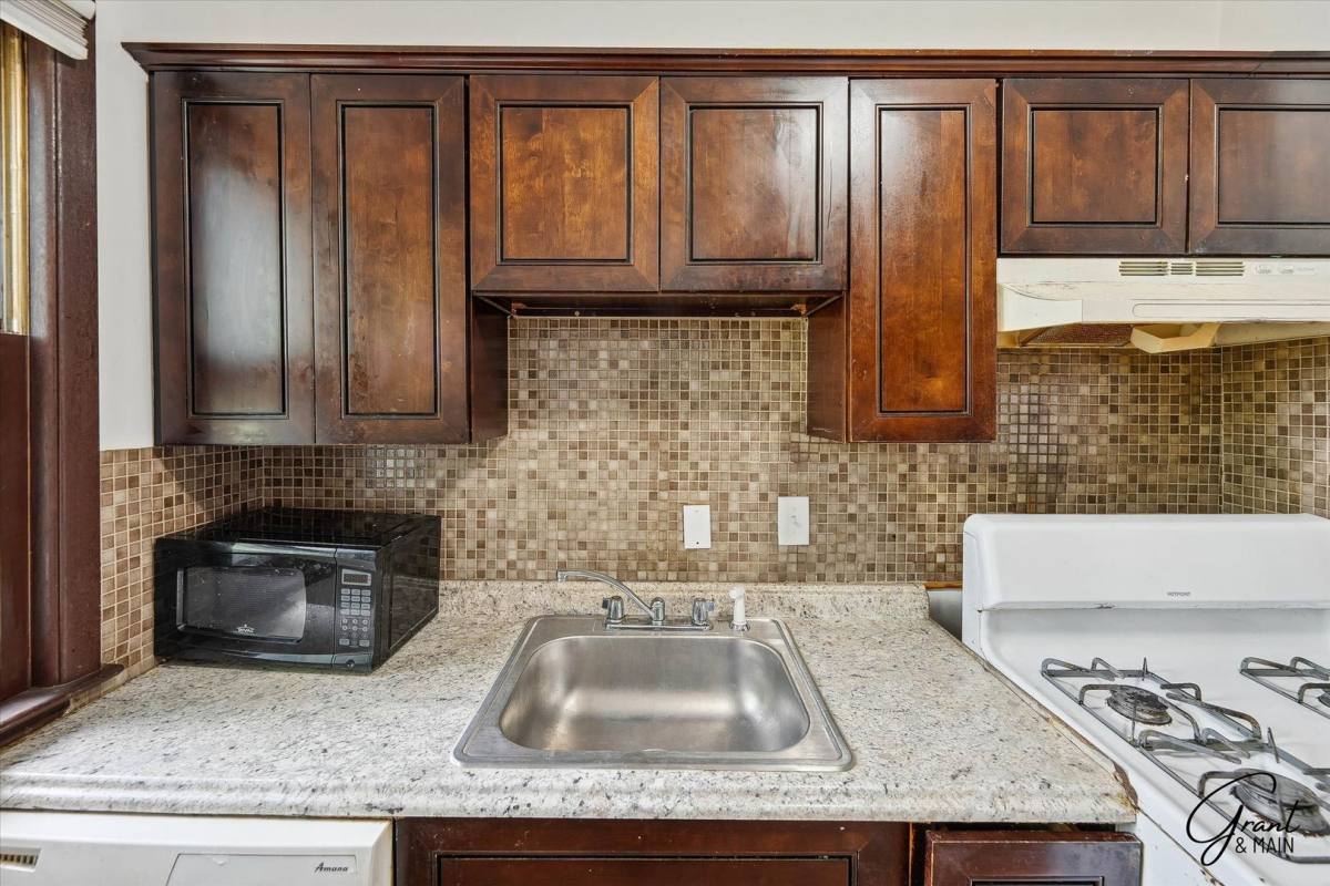 Apartment for rent at 15356 Washburn, Detroit, MI 48238
