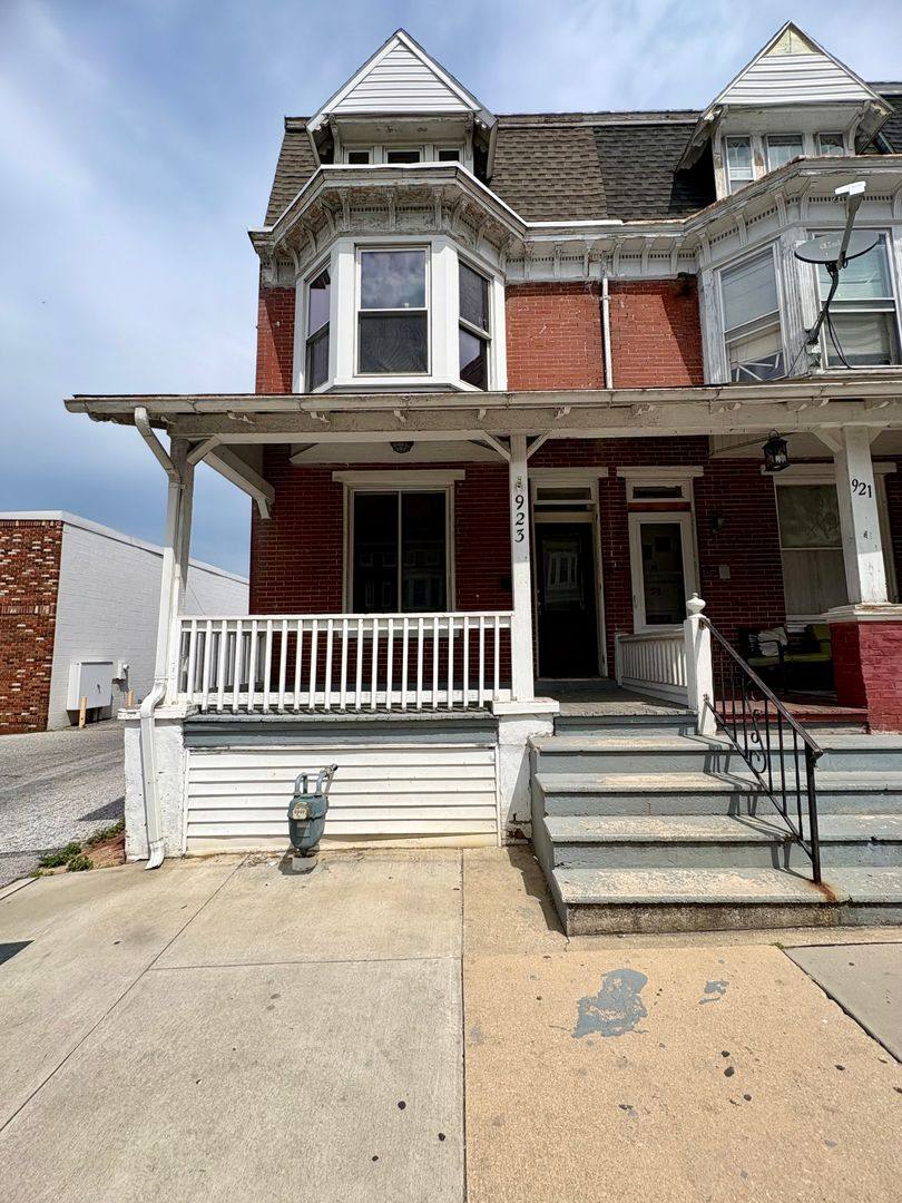 Townhouse for rent at 923 W Princess St, York, PA 17401