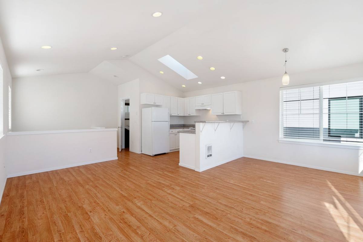 Townhouse for rent at 1213 6th Ave N, Seattle, WA 98109
