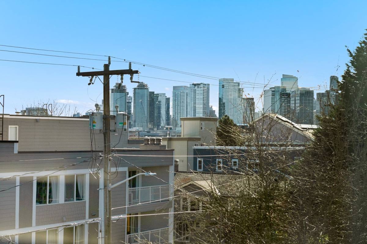 Townhouse for rent at 1213 6th Ave N, Seattle, WA 98109
