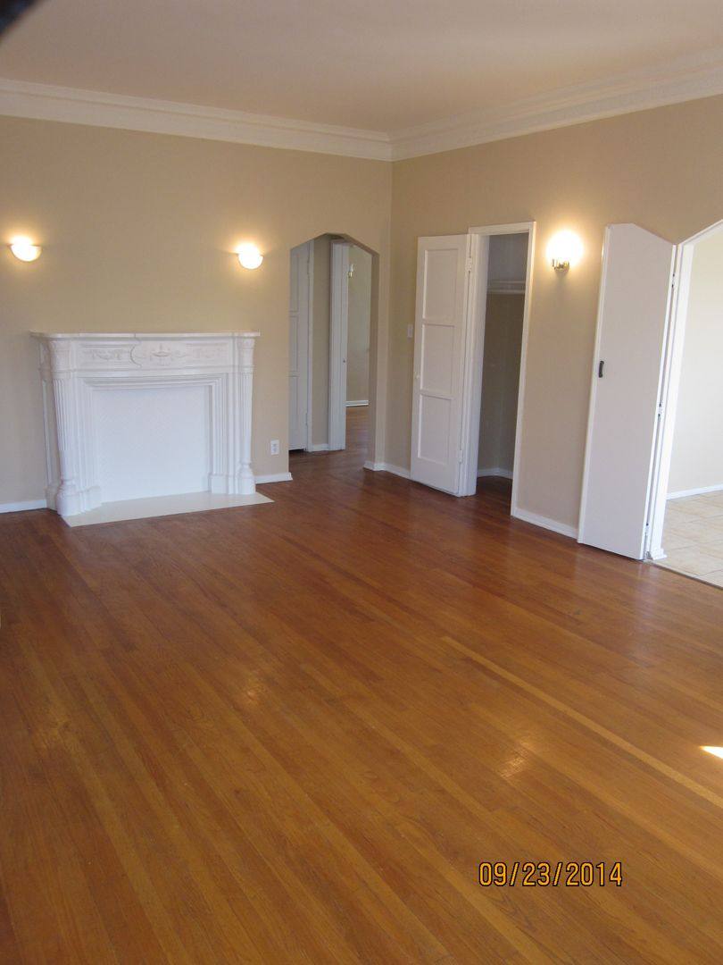 Apartment for rent at 624 N Sycamore Ave, Los Angeles, CA 90036