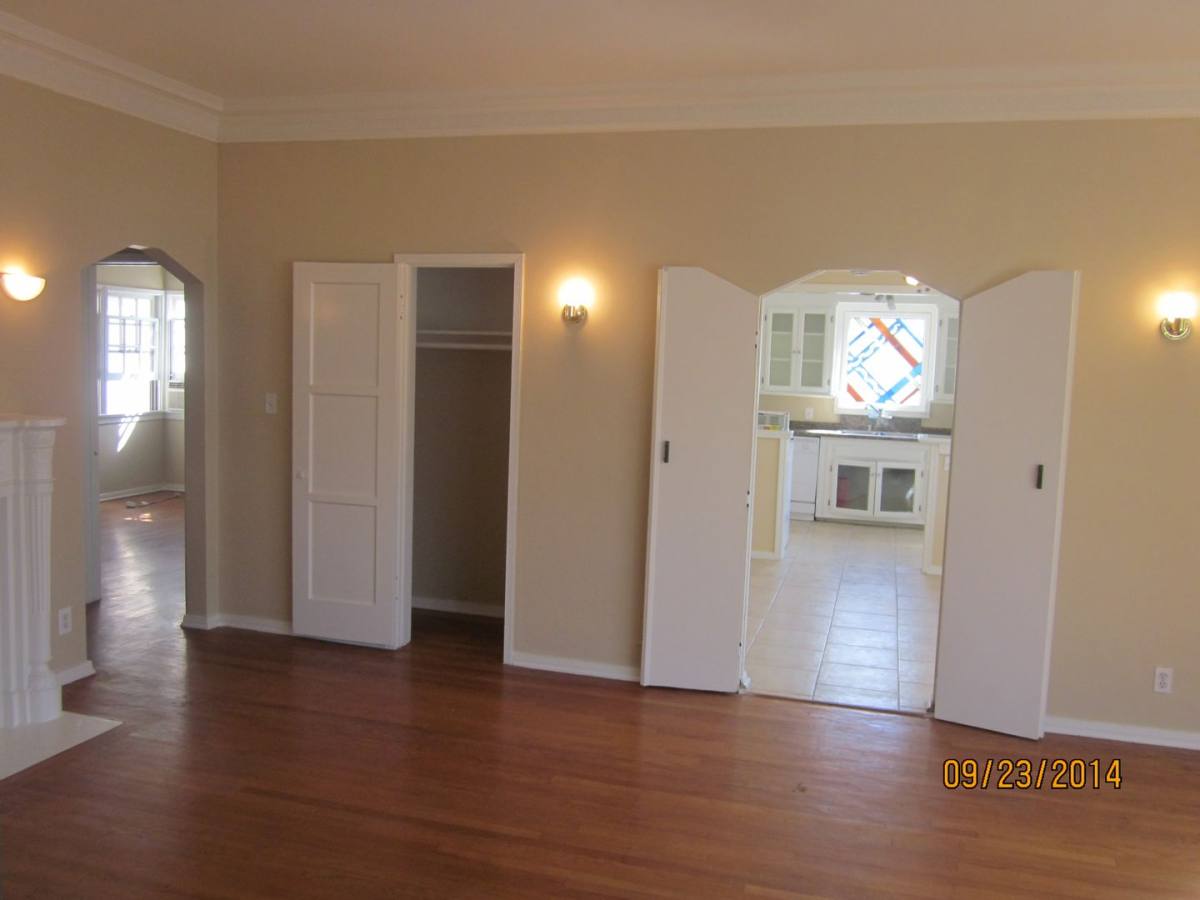 Apartment for rent at 624 N Sycamore Ave, Los Angeles, CA 90036