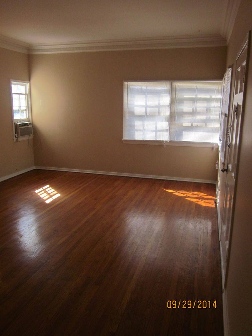 Apartment for rent at 624 N Sycamore Ave, Los Angeles, CA 90036