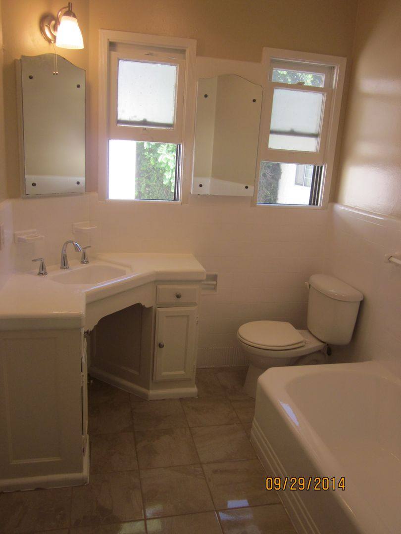 Apartment for rent at 624 N Sycamore Ave, Los Angeles, CA 90036