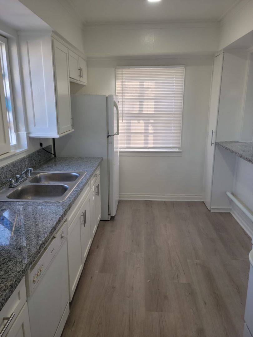 Apartment for rent at 624 N Sycamore Ave, Los Angeles, CA 90036
