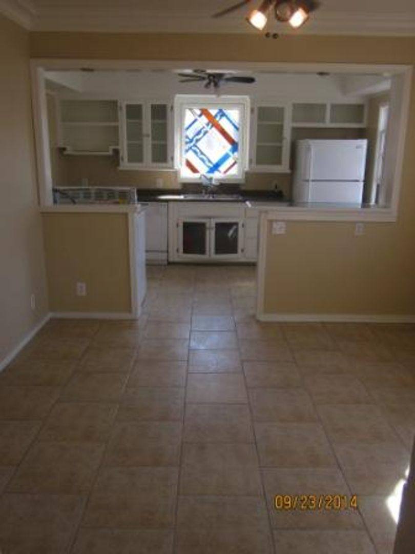 Apartment for rent at 624 N Sycamore Ave, Los Angeles, CA 90036