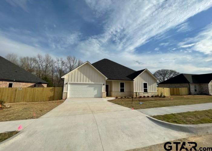 Apartment for rent at 1033 Stagecoach Bend, Bullard, TX 75757