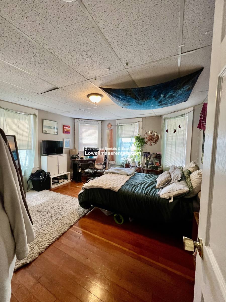 House for rent at 11 Phillips St, Lowell, MA 01854