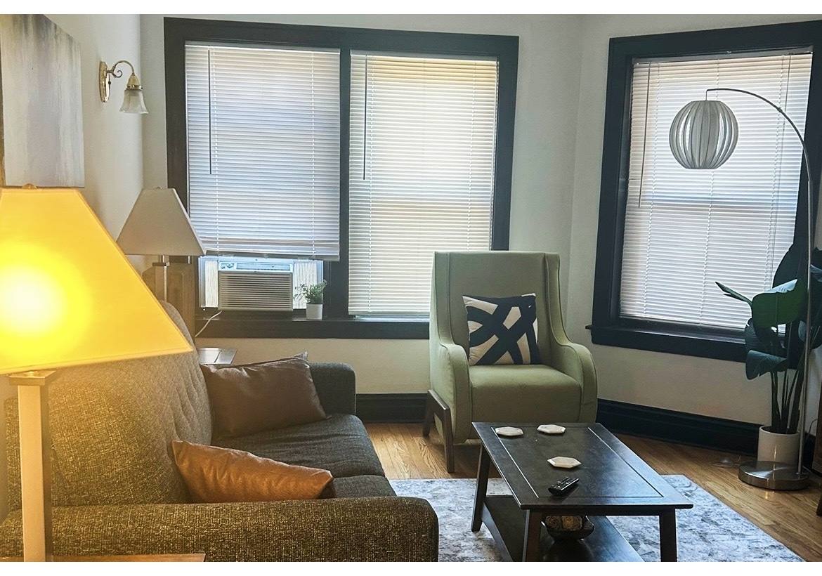 Apartment for rent at 1911 W Larchmont #3A, Chicago, IL 60613