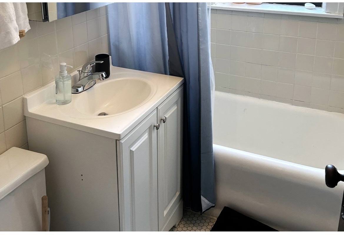 Apartment for rent at 1911 W Larchmont #3A, Chicago, IL 60613