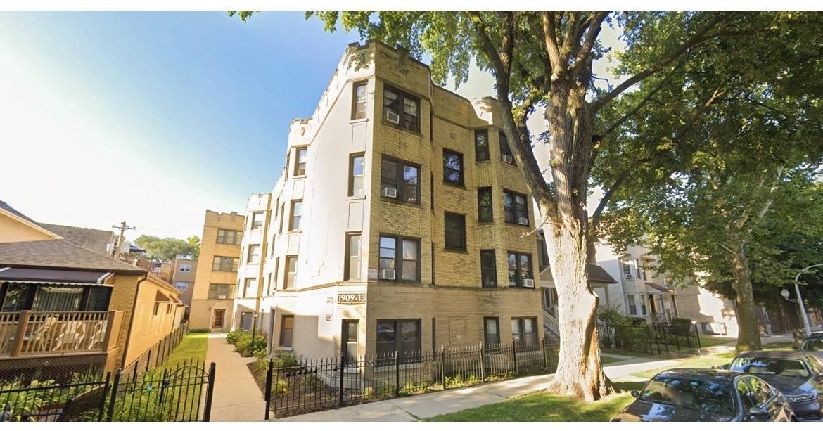 Apartment for rent at 1911 W Larchmont #3A, Chicago, IL 60613