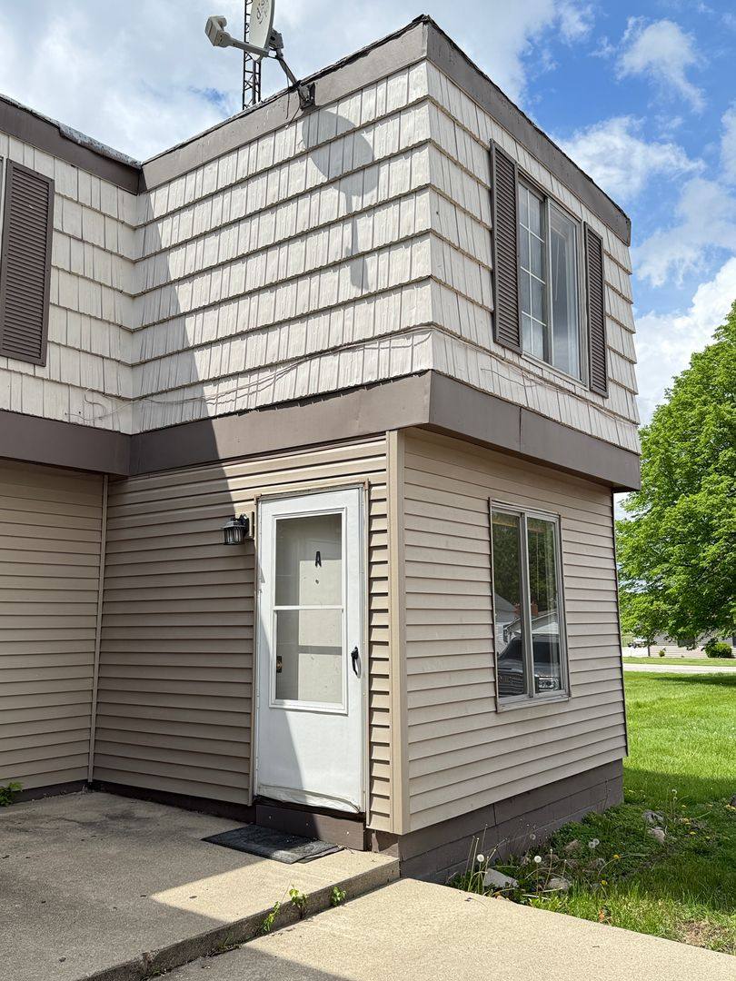 Townhouse for rent at 805 S Walnut St, Brookston, IN 47923