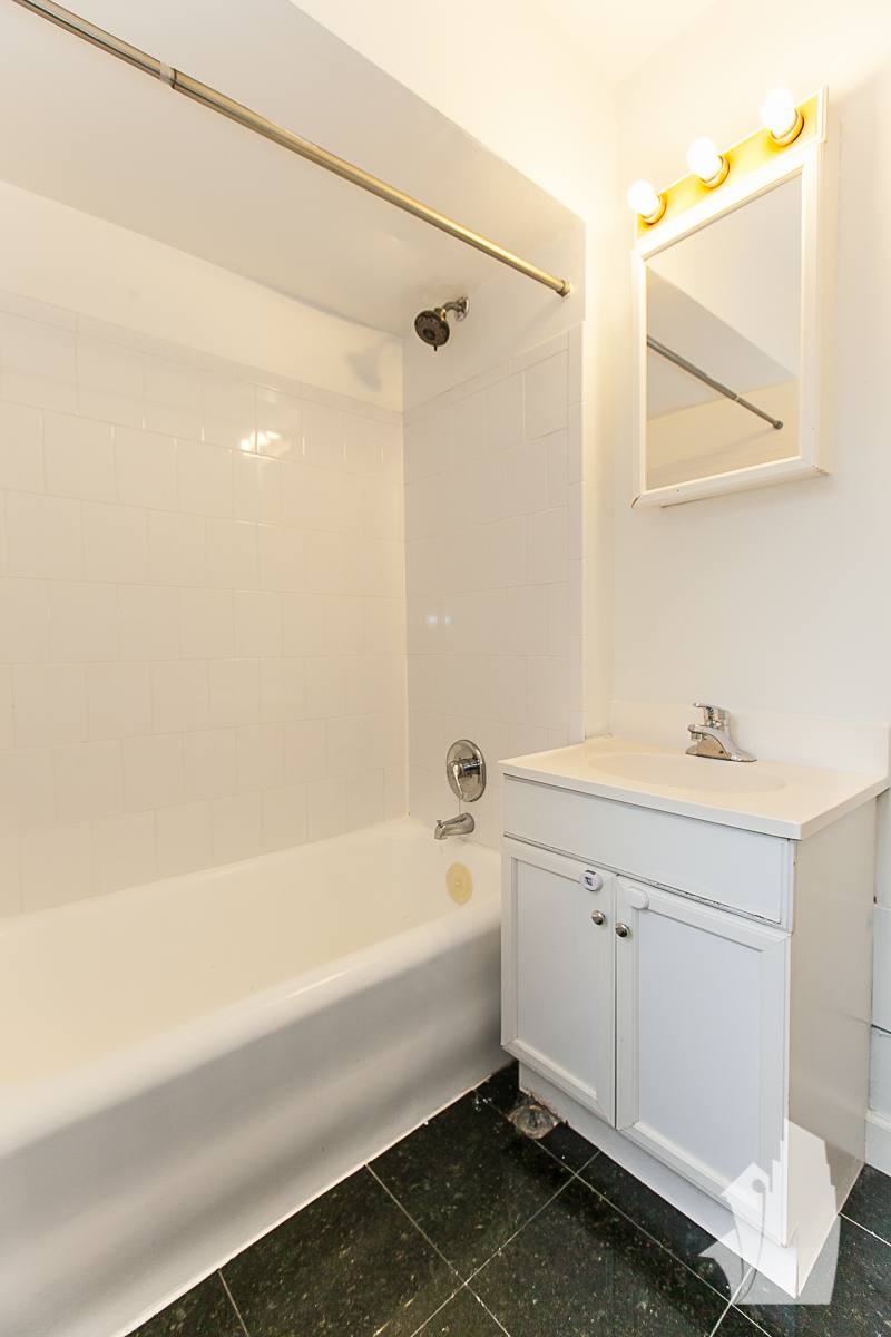 Apartment for rent at 536 W Arlington Place #204, Chicago, IL 60614