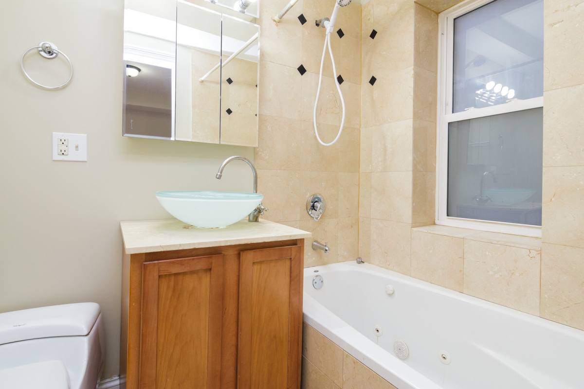 Apartment for rent at 1638 W Greenleaf Ave #2N, Chicago, IL 60626