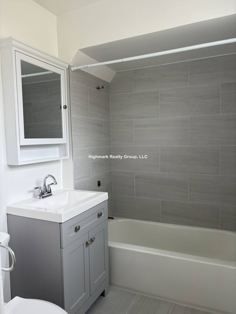 Apartment for rent at 6731 N California Ave #2S, Chicago, IL 60645