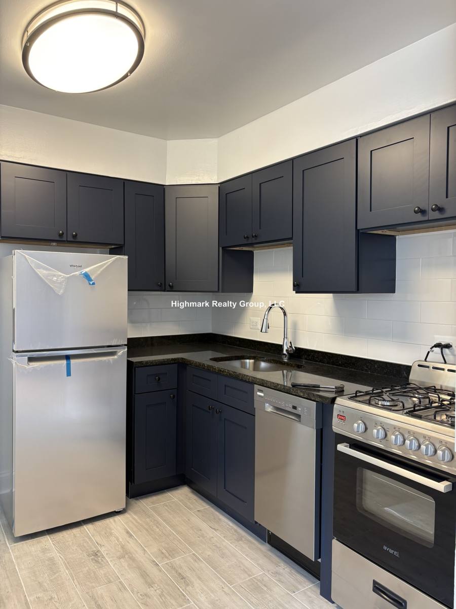 Apartment for rent at 6731 N California Ave #2S, Chicago, IL 60645