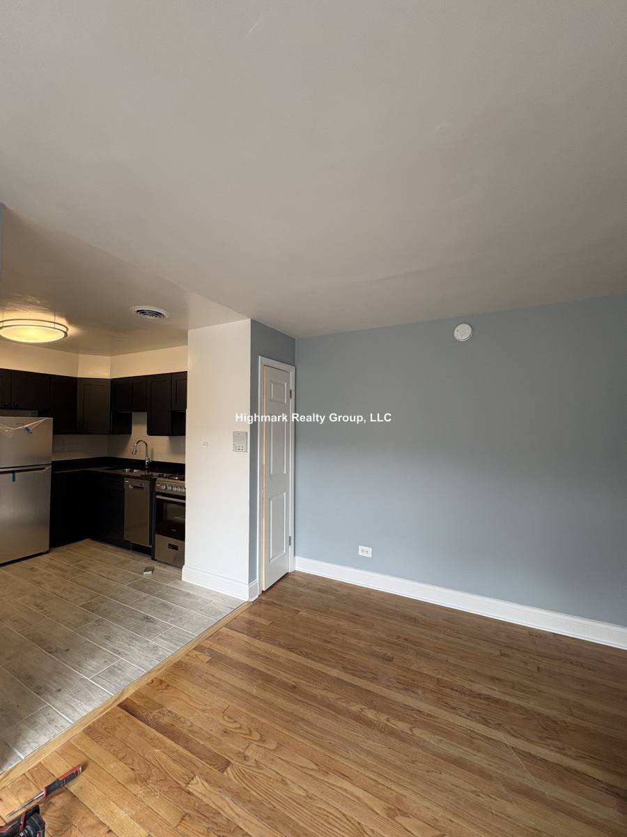 Apartment for rent at 6731 N California Ave #2S, Chicago, IL 60645