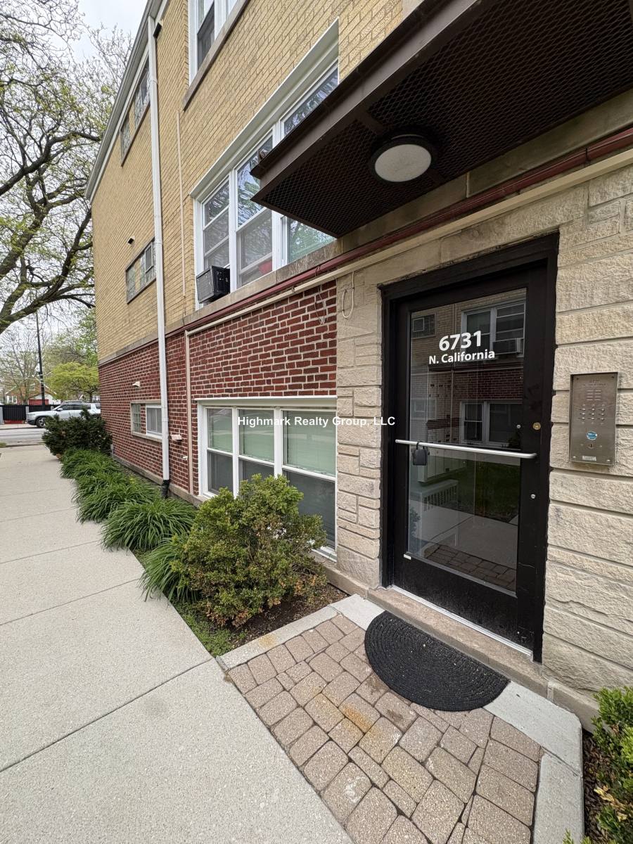 Apartment for rent at 6731 N California Ave #2S, Chicago, IL 60645