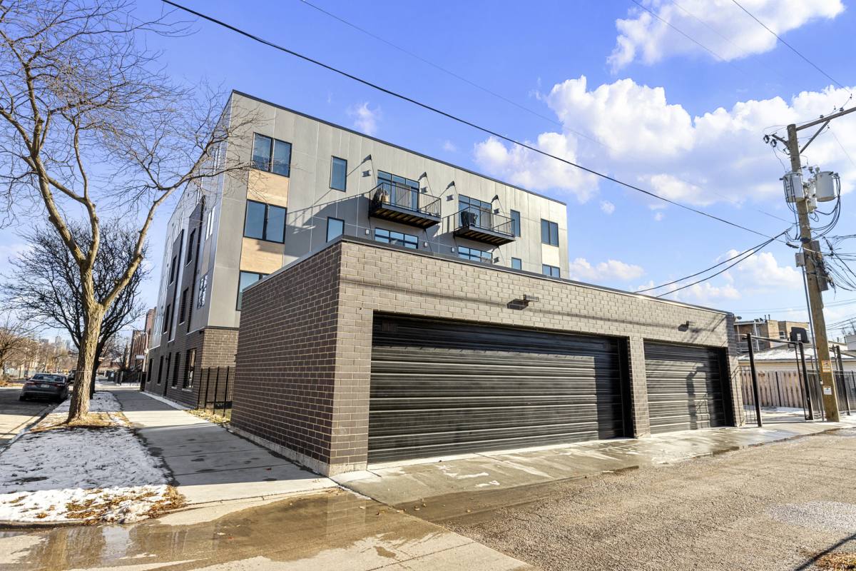 Apartment for rent at 204 S Leavitt St #302, Chicago, IL 60612