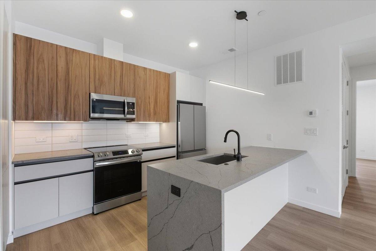 Apartment for rent at 204 S Leavitt St #302, Chicago, IL 60612