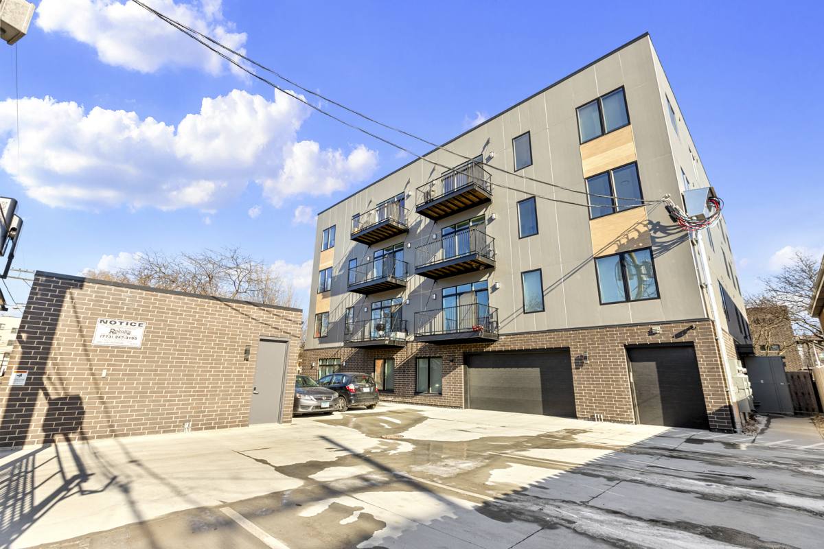 Apartment for rent at 204 S Leavitt St #302, Chicago, IL 60612