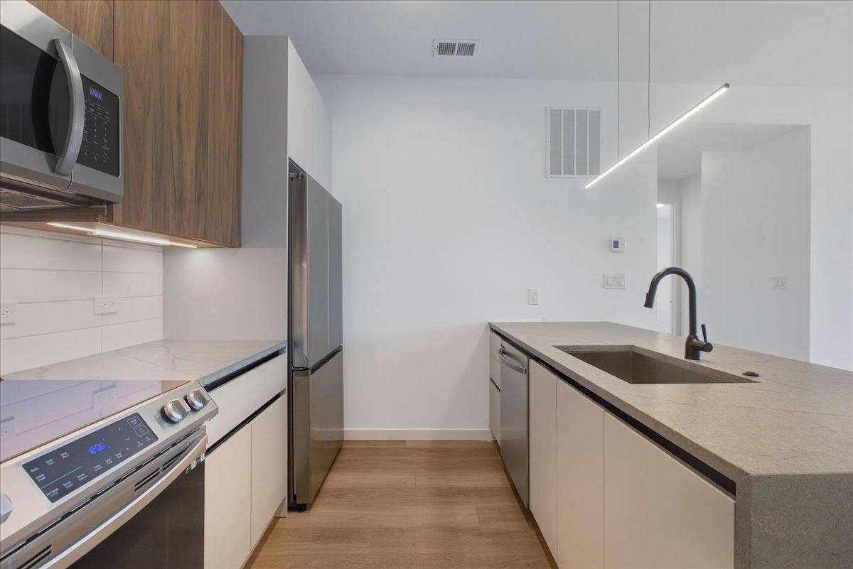 Apartment for rent at 204 S Leavitt St #302, Chicago, IL 60612