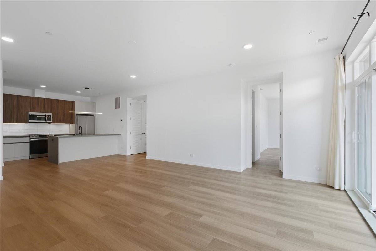 Apartment for rent at 204 S Leavitt St #302, Chicago, IL 60612