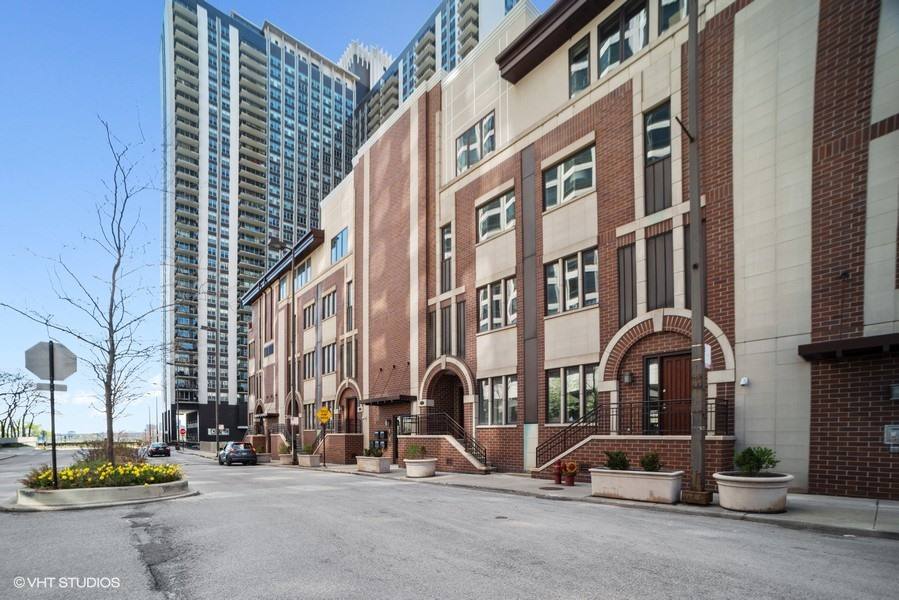 Apartment for rent at 178 N Harbor Dr #178, Chicago, IL 60601