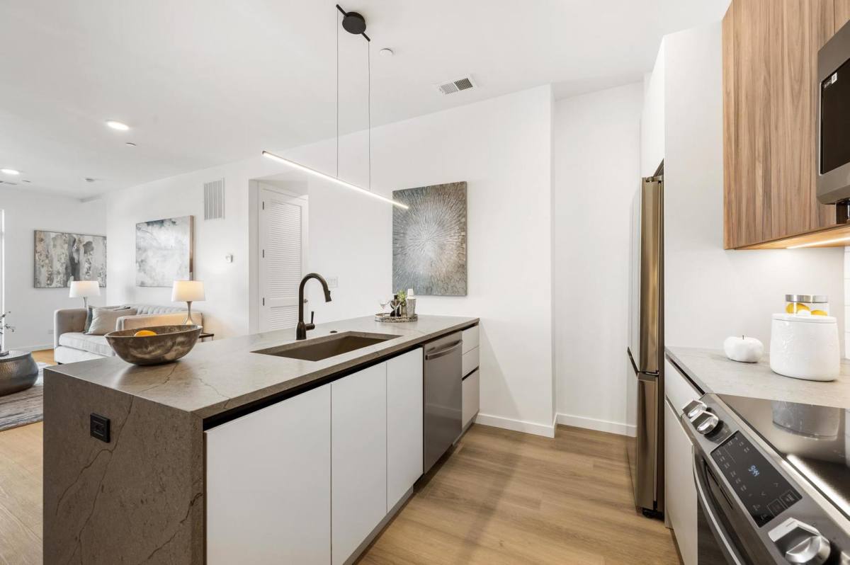 Apartment for rent at 204 S Leavitt St #204, Chicago, IL 60612